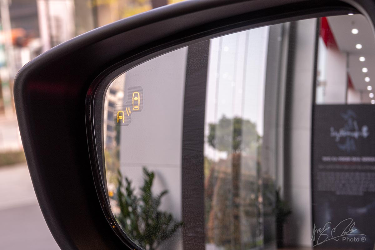 Đánh giá xe Mazda 2 2020: Cảnh báo điểm mù.