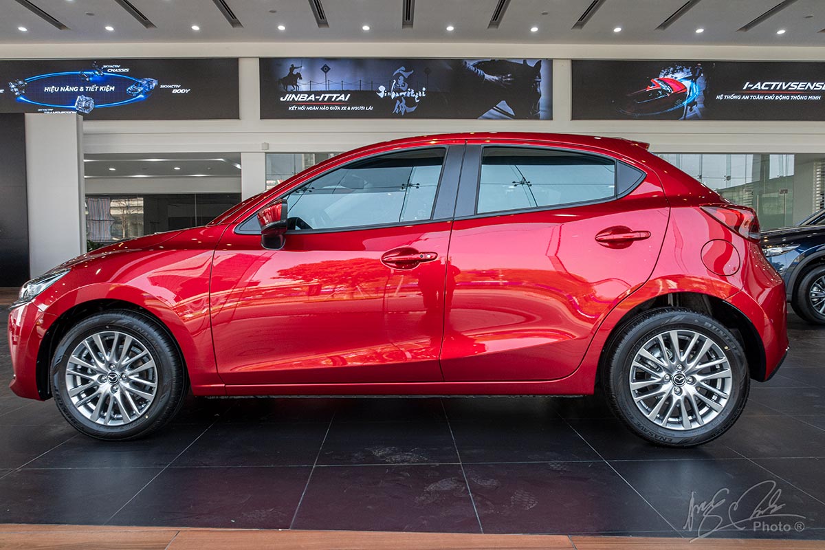 Đánh giá xe Mazda 2 2020: Thiết kế thân xe của biến thể Hatchback.