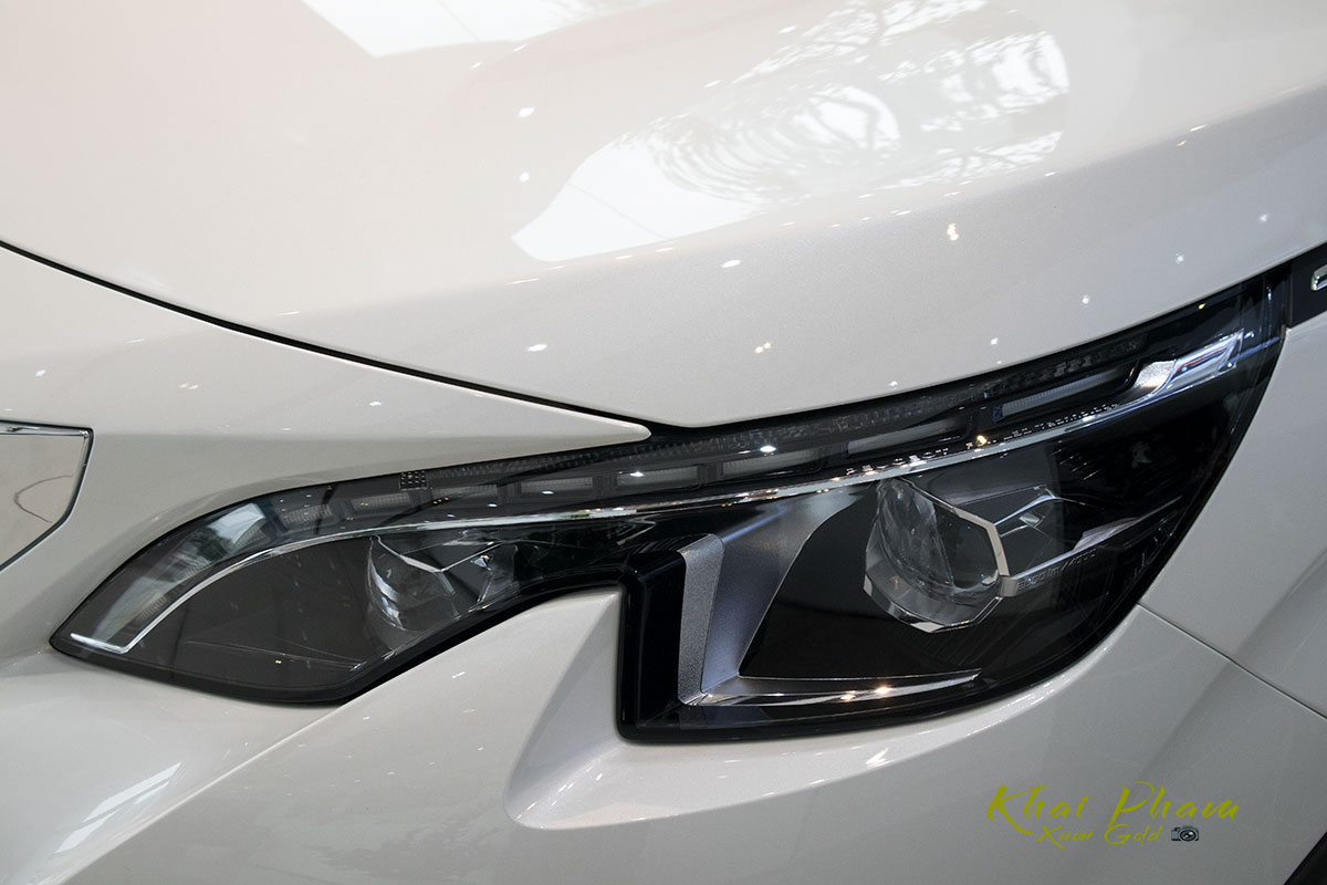 Ảnh chụp trước đèn pha xe Peugeot 3008​​ Active 2020 1