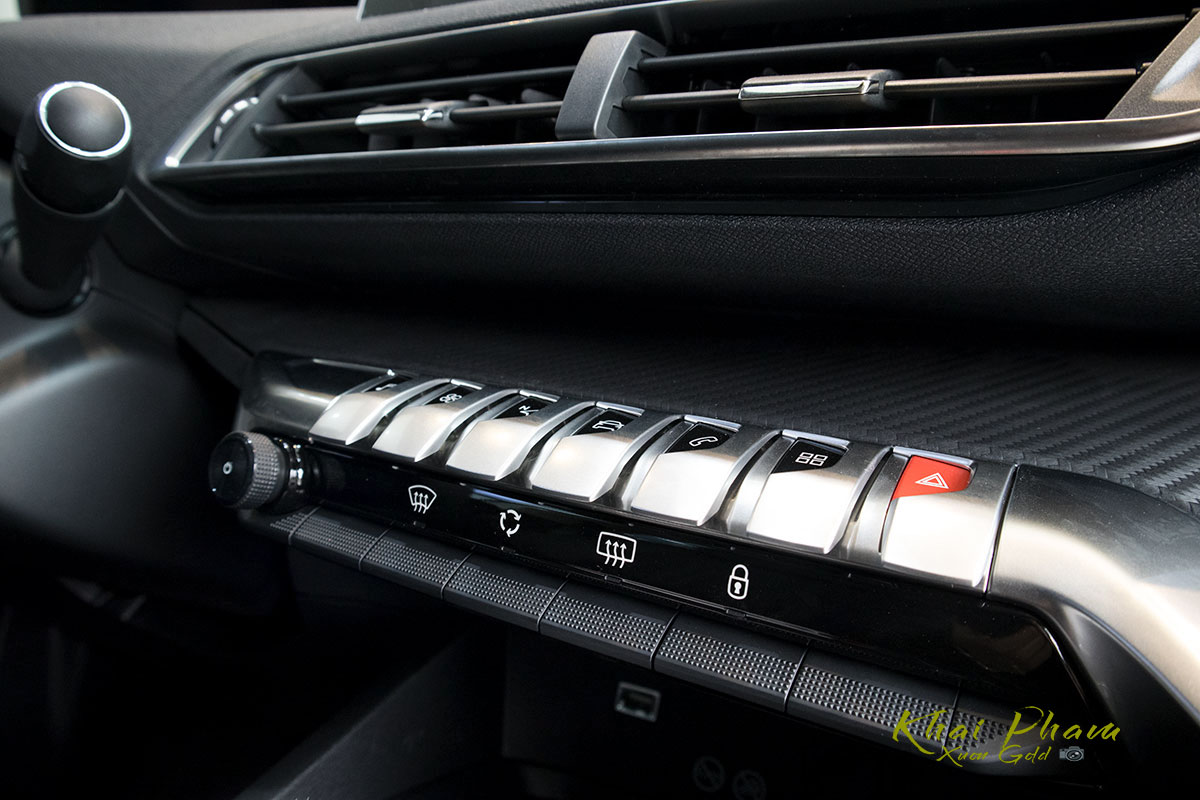 Ảnh chụp cụm điều khiển xe Peugeot 3008​​ Active 2020