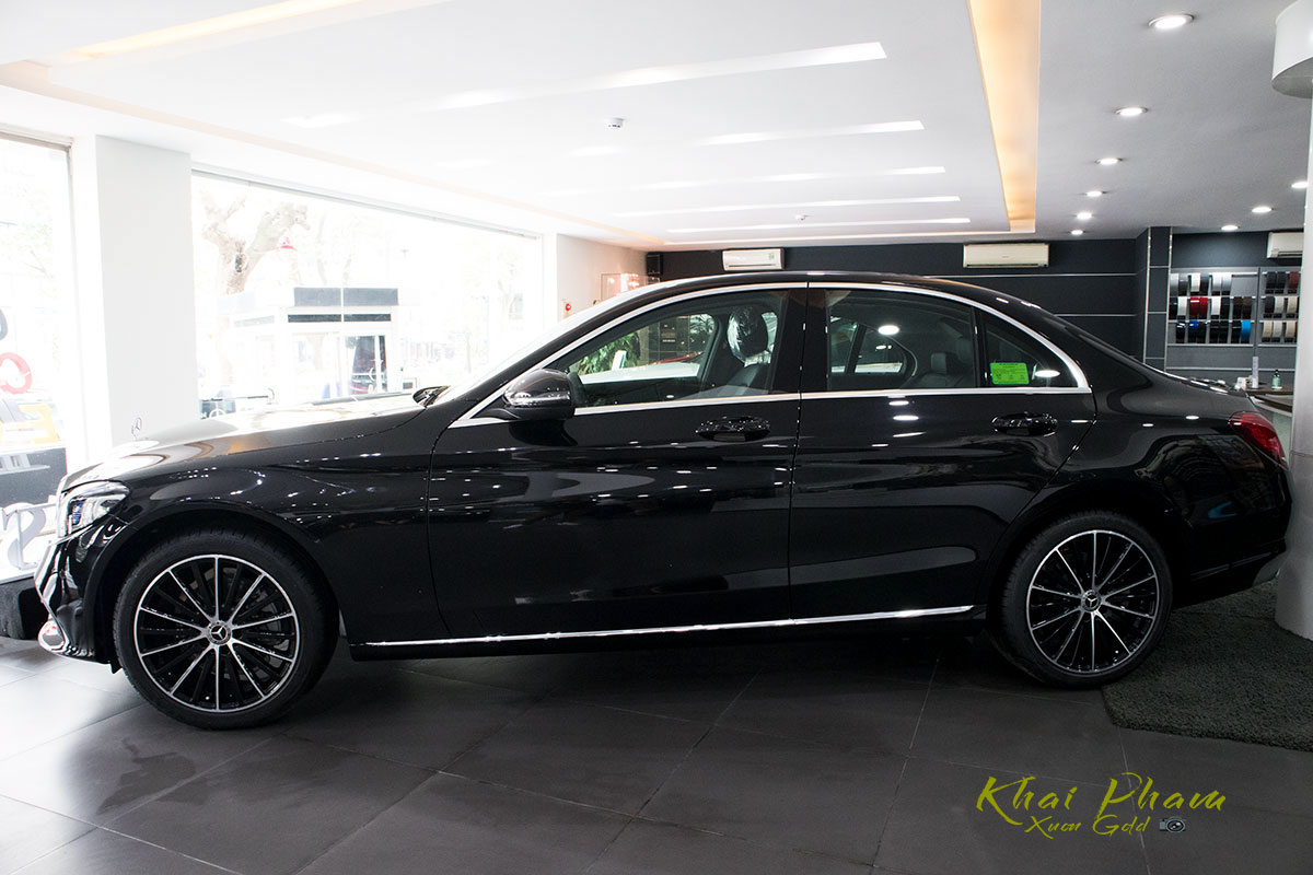Hình ảnh chụp thân xe Mercedes-Benz C 200 Exclusive 2020
