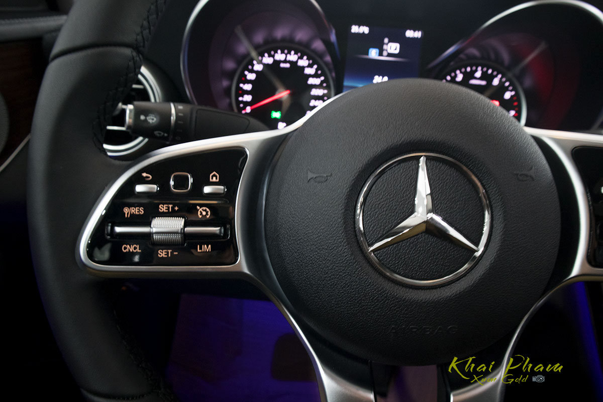 Hình ảnh nút bấm vô-lăng xe Mercedes-Benz C 200 Exclusive 2020