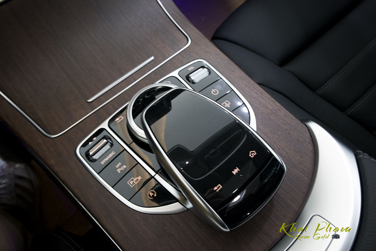 Hình ảnh cụm điều khiển xe Mercedes-Benz C 200 Exclusive 2020