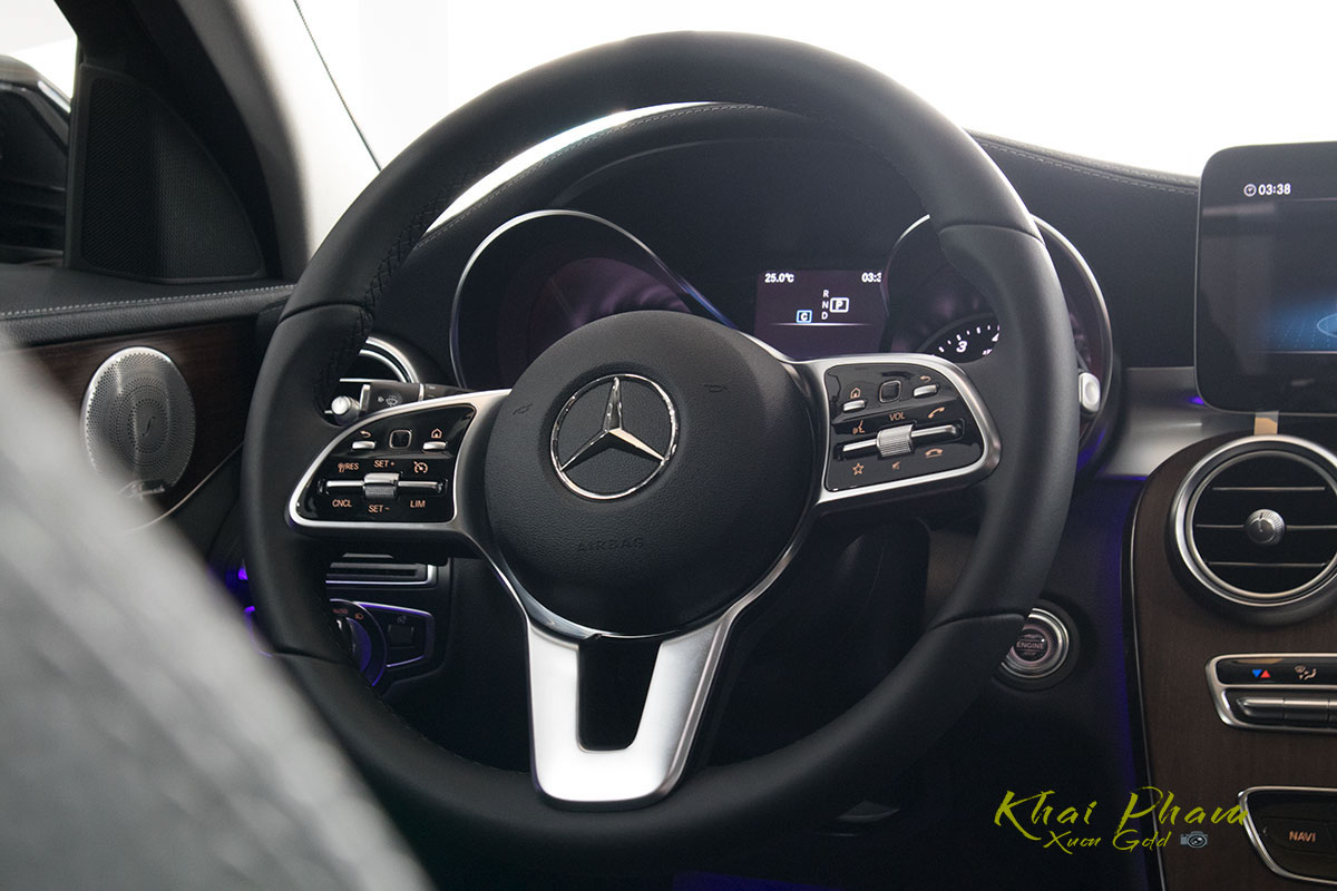 Hình ảnh chụp vô-lăng xe Mercedes-Benz C 200 Exclusive 2020