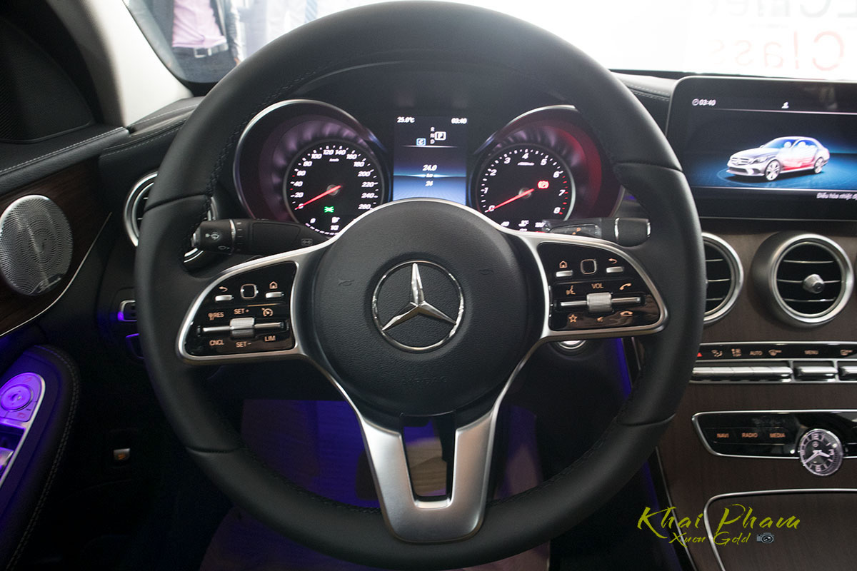 Mercedes-Benz C 200 Exclusive 2020 đã về đến đại lý, giá hơn 1,7 tỷ đồng 4 Ảnh chụp vô-lăng xe Mercedes-Benz C 200 Exclusive 2020