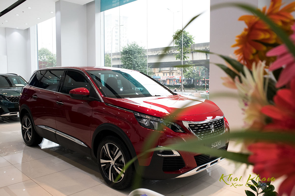 Ảnh chụp xe Peugeot 5008​​ 2020 từ đầu xe bên trái