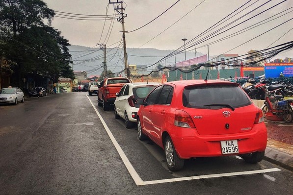 Xe máy đâm ô tô đang đỗ, xe nào sai? a1