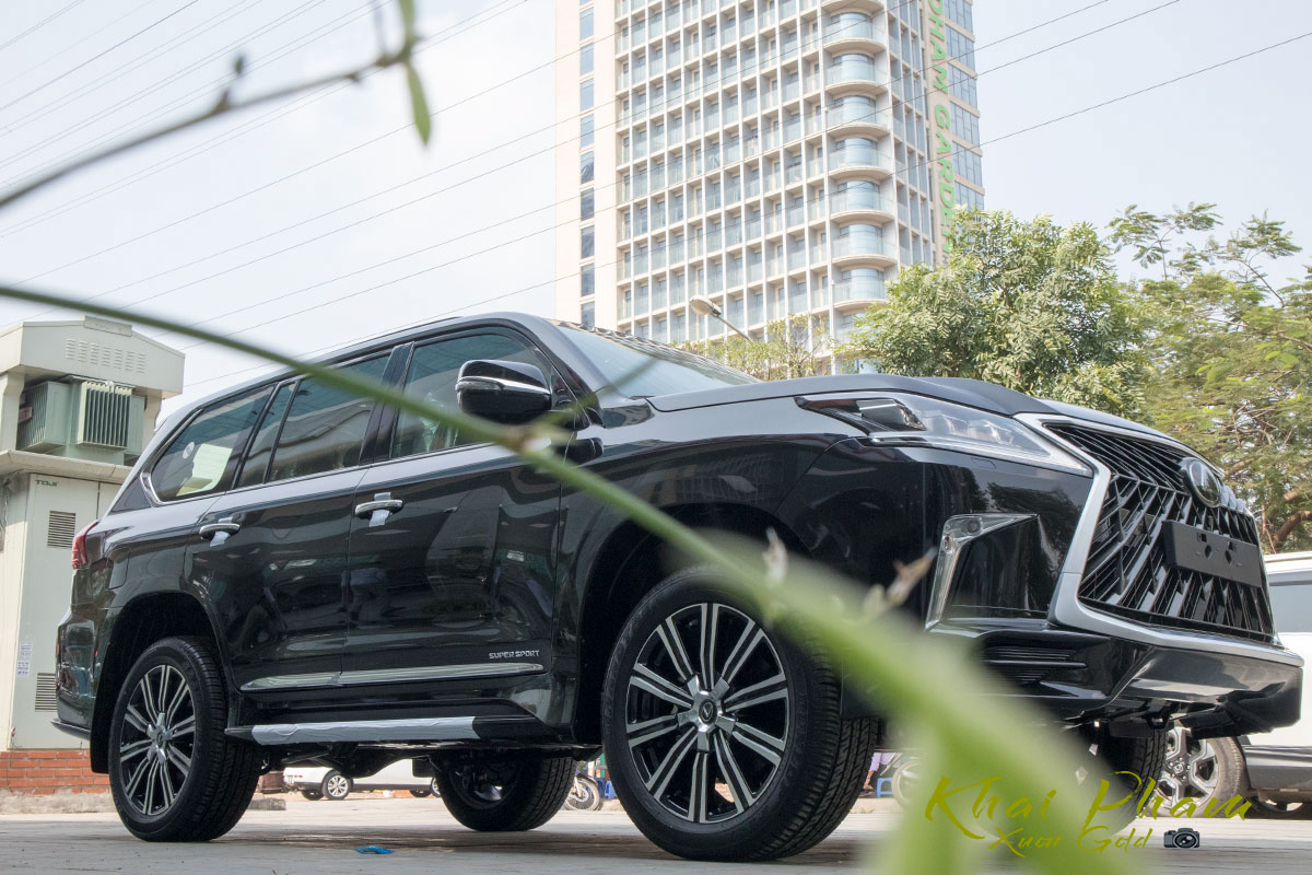 Ảnh chụp trước xe Lexus LX570 Super Sport 2020