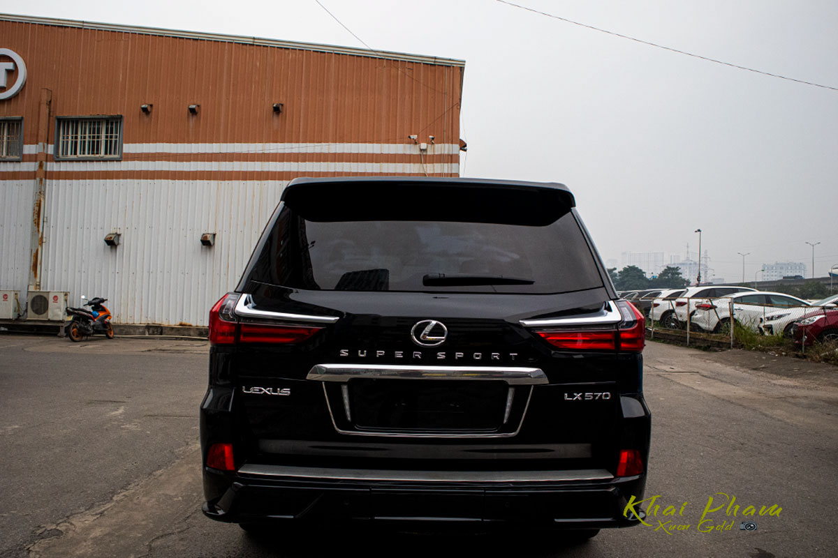 Ảnh chụp đuôi xe Lexus LX570 Super Sport 2020