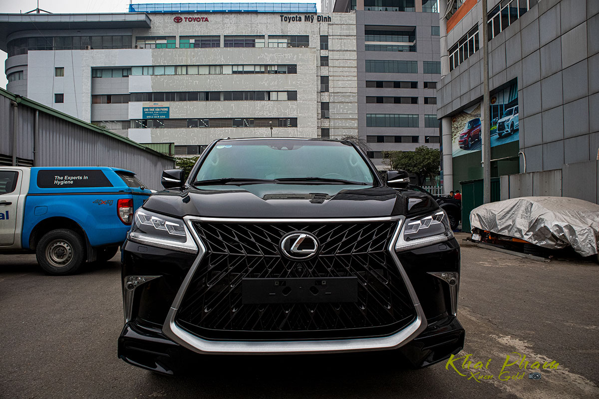 Ảnh chụp chính diện đầu xe Lexus LX570 Super Sport 2020