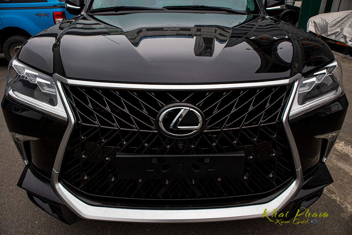 Ảnh chụp đầu xe Lexus LX570 Super Sport 2020 1