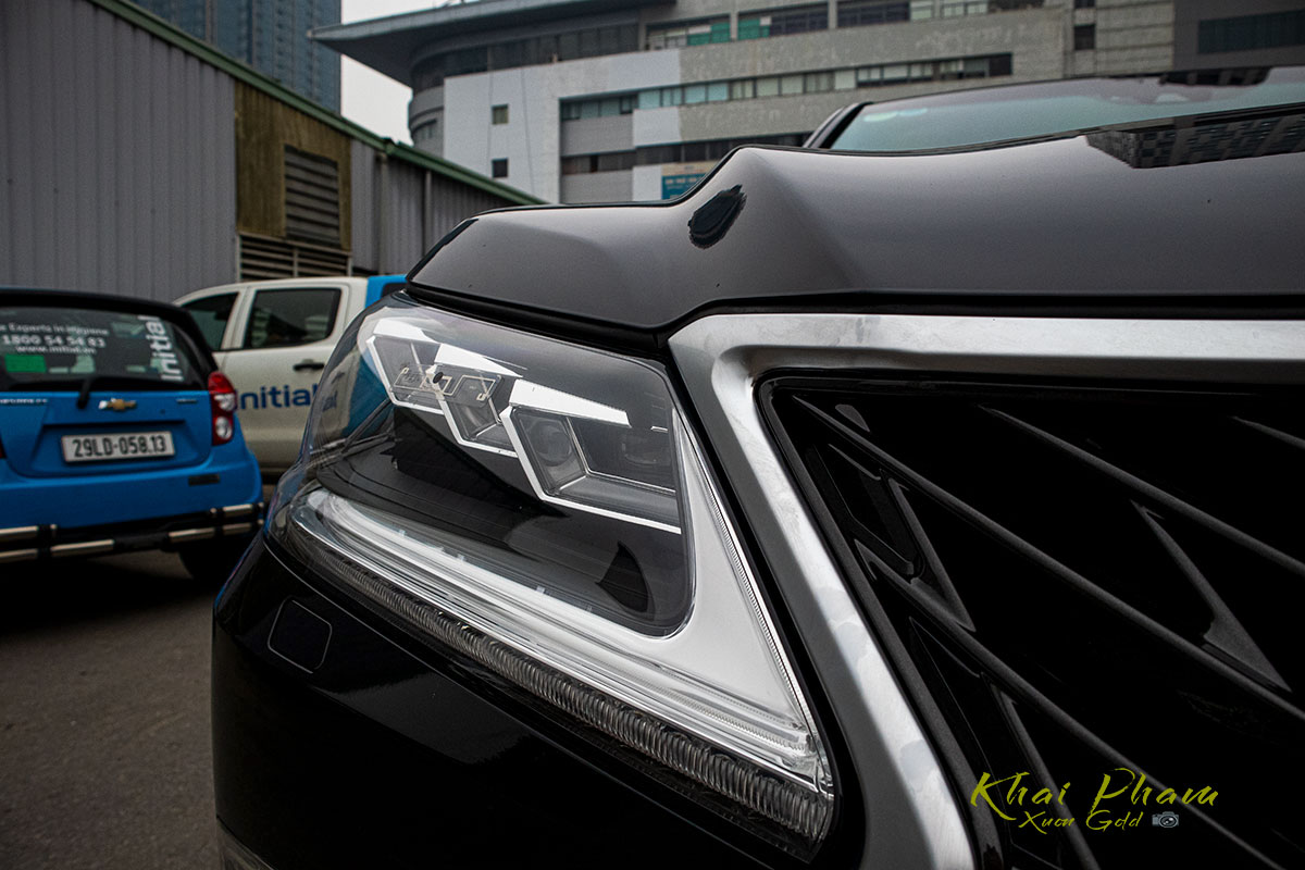 Ảnh chụp đèn pha xe Lexus LX570 Super Sport 2020 