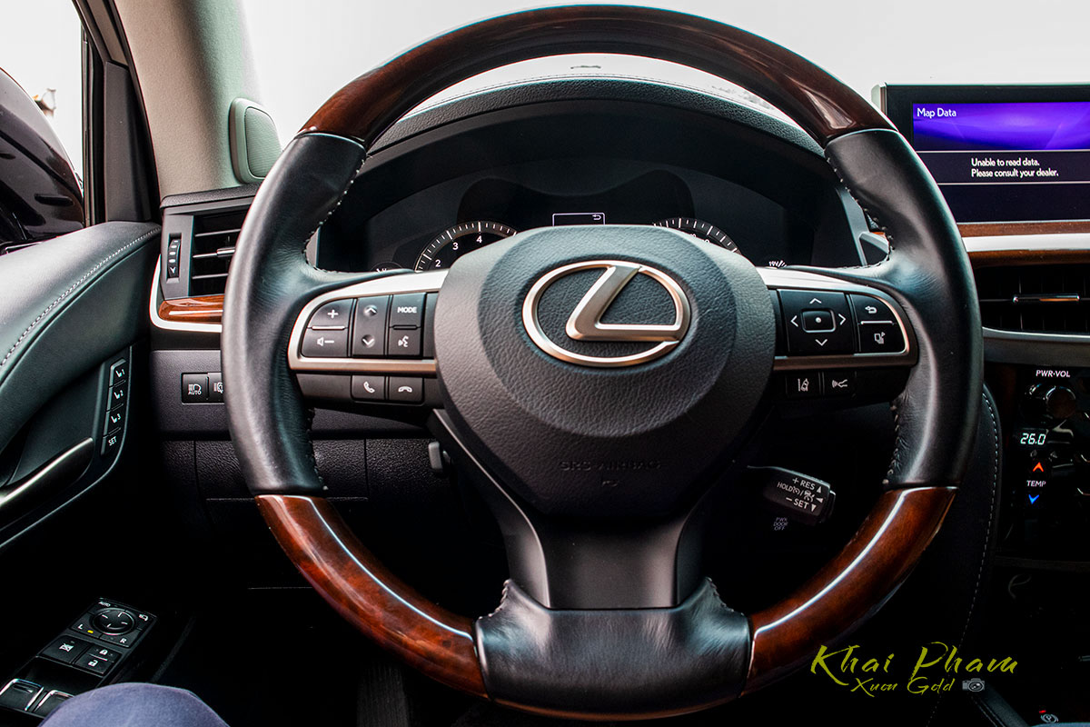 Ảnh chụp vô-lăng xe Lexus LX570 Super Sport 2020 