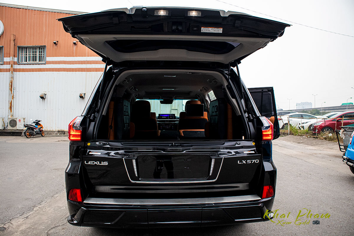 Ảnh chụp cốp xe Lexus LX570 Super Sport 2020 