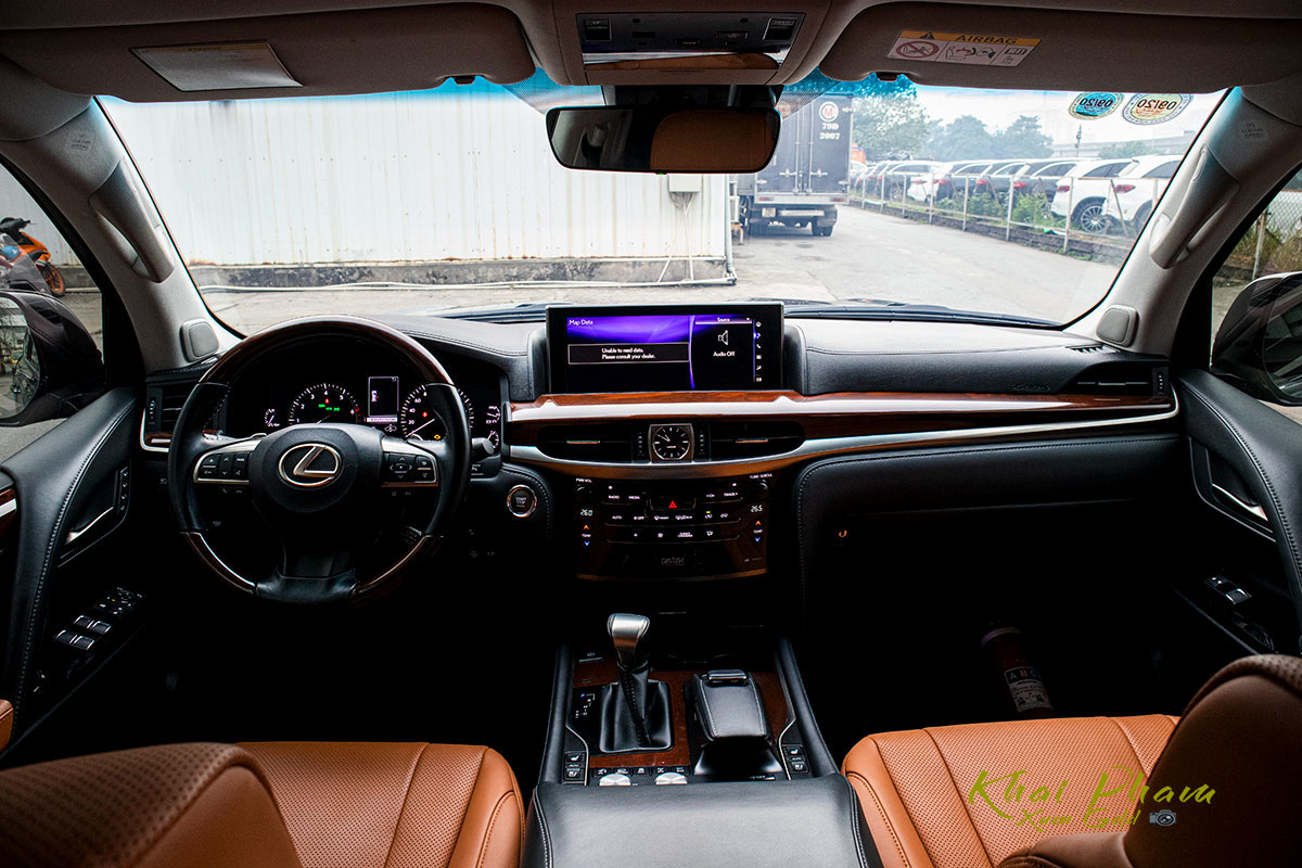Ảnh chụp táp-lô xe Lexus LX570 Super Sport 2020 