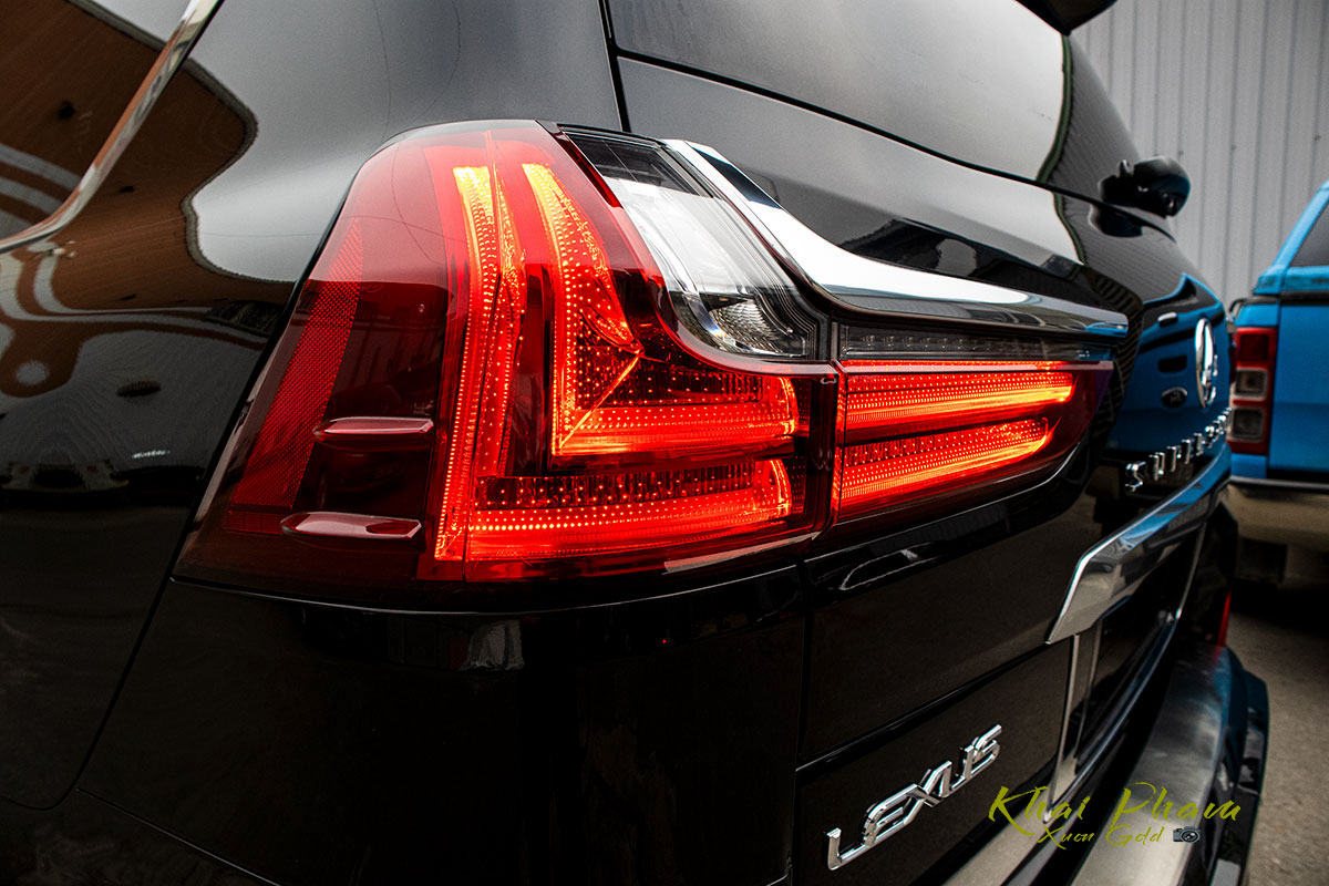 Ảnh chụp đèn hậu xe Lexus LX570 Super Sport 2020 1