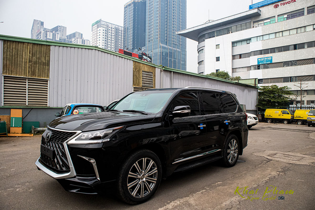 Ảnh chụp trước xe Lexus LX570 Super Sport 2020 