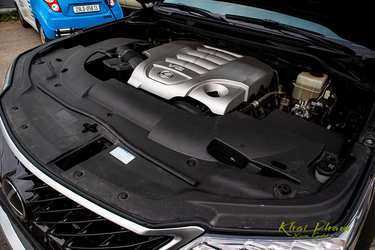 Ảnh chụp động cơ xe Lexus LX570 Super Sport 2020 