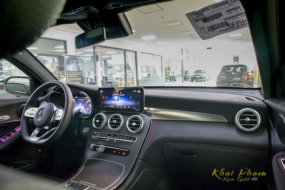 Ảnh chụp khoang lái xe Mercedes-Benz GLC 300 Coupe 2020