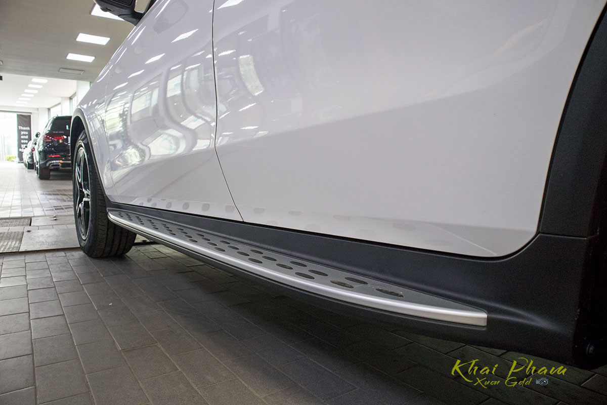 Ảnh chụp bậc xe Mercedes-Benz GLC 300 Coupe 2020 1
