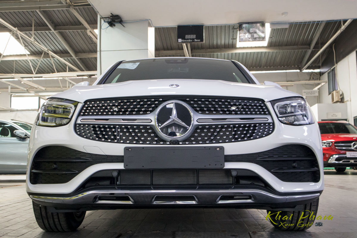 Ảnh chụp chính diện đầu xe Mercedes-Benz GLC 300 Coupe 2020