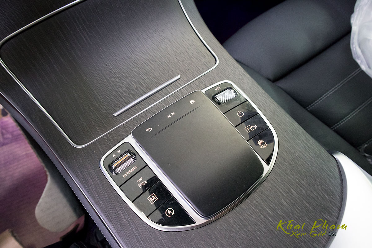 Ảnh chụp nút bấm xe Mercedes-Benz GLC 300 Coupe 2020 ff