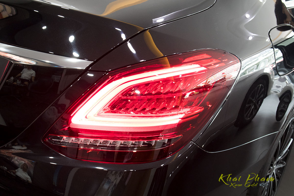 Ảnh chụp đèn hậu xe Mercedes-Benz C 200 Exculusive 2020
