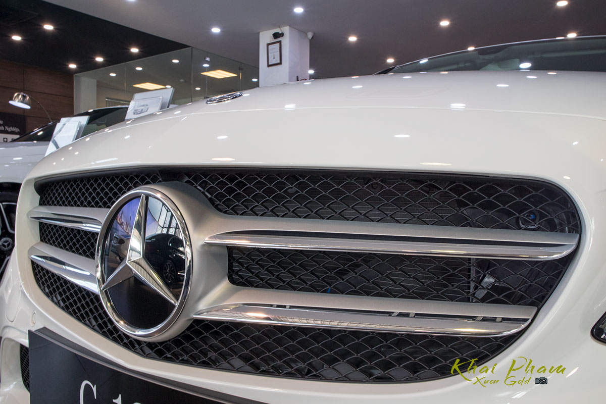 Ảnh chụp lưới tản nhiệt xe Mercedes-Benz C 180 2020