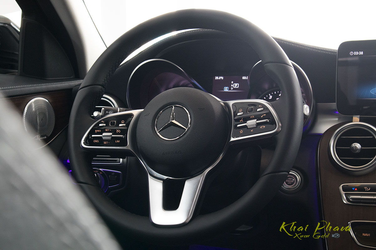 Ảnh chụp vô-lăng xe Mercedes-Benz C 200 Exculusive 2020