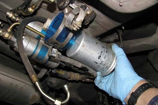 Lọc xăng đóng cặn bẩn có thể khiến xe chạy bị giật cục 1