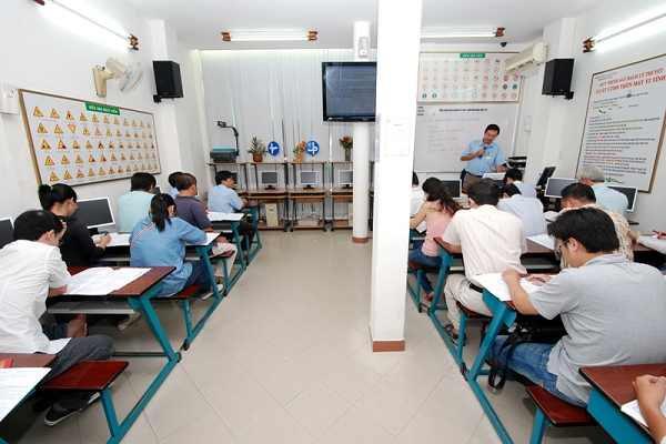 Giờ học lý thuyết một trung tâm đào tạo lái xe ở Thành phố Hồ Chí Minh.