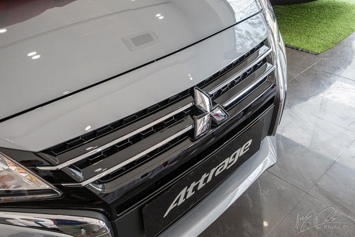 Đánh giá xe Mitsubishi Attrage MT 2020: Lưới tản nhiệt với 2 dải crôm liền mạch với đèn pha
