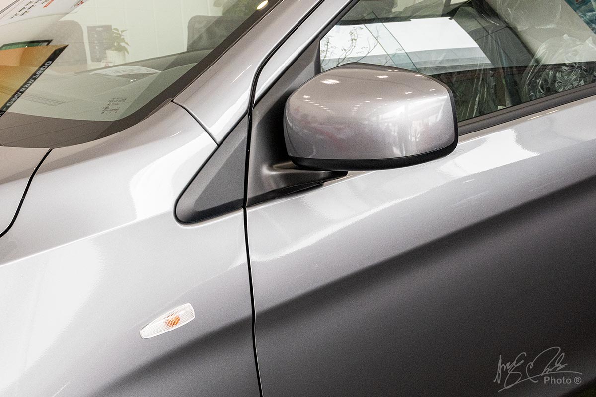 Đánh giá xe Mitsubishi Attrage MT 2020: Đèn xi-nhan trên tai lốp trước thay vì tích hợp trên gương chiếu hậu.