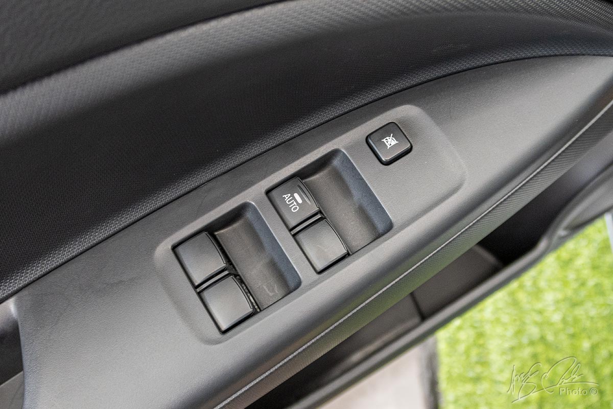 Đánh giá xe Mitsubishi Attrage MT 2020: Kính lái nâng hạ 1 chạm chống kẹt.