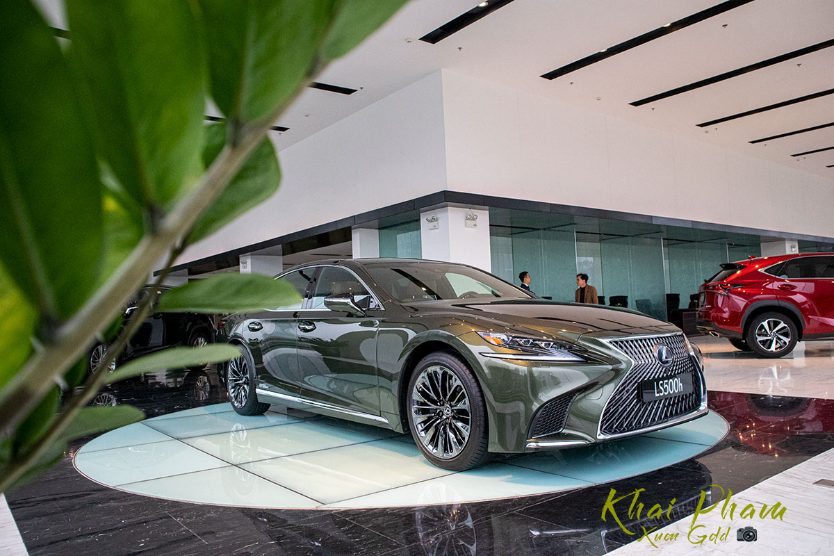 Ảnh chụp trước xe Lexus LS 500h 2020