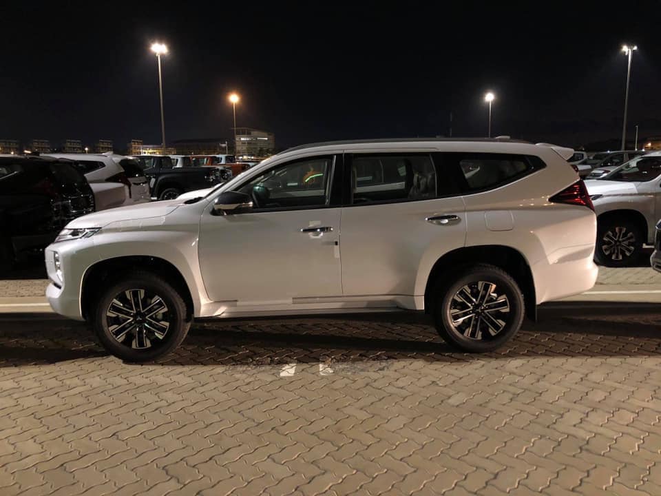 Cận cảnh Mitsubishi Pajero Sport 2020 xuất hiện tại Việt Nam - Ảnh 1.