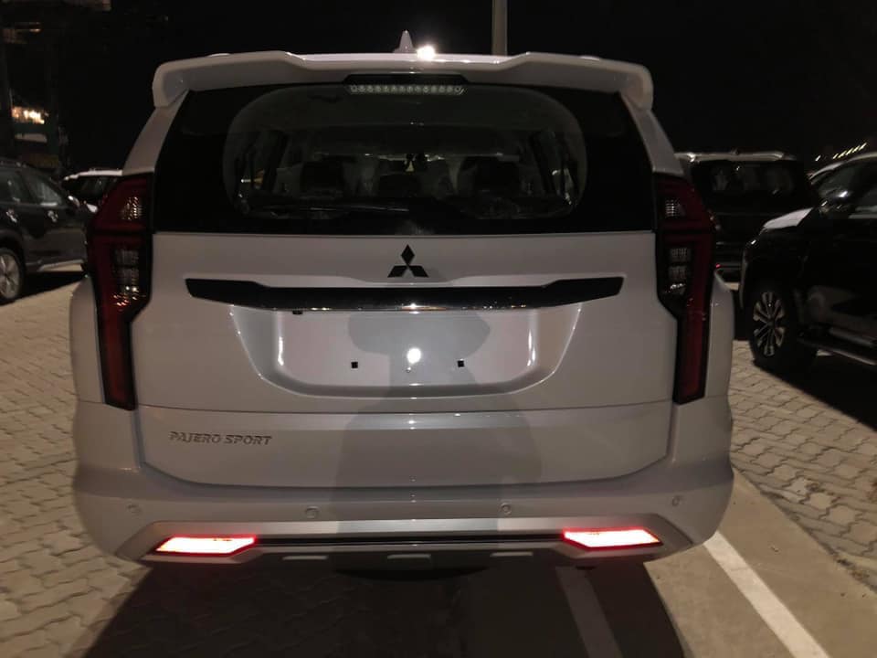 Cận cảnh Mitsubishi Pajero Sport 2020 xuất hiện tại Việt Nam - Ảnh 2.
