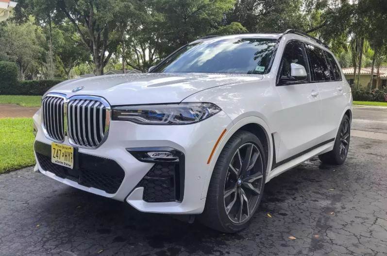 BMW X7.