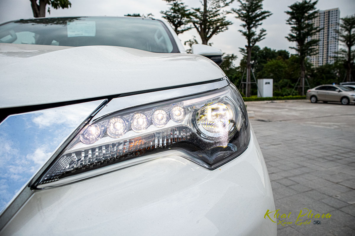 Ảnh chụp đèn pha xe Toyota Fortuner 2020