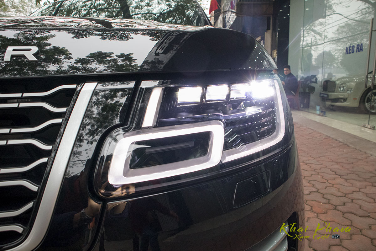 Ảnh chụp đèn pha phải xe Range Rover Autobiography LWB 