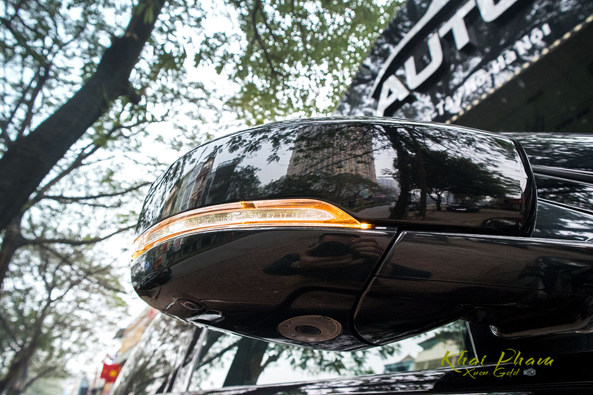 Ảnh chụp gương chiếu hậu xe Range Rover Autobiography LWB 