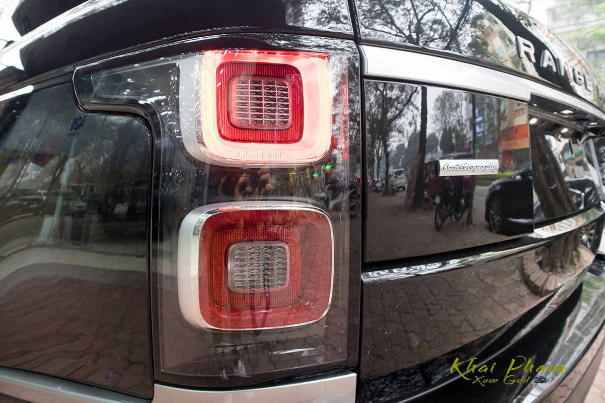 Ảnh chụp đèn hậu xe Range Rover Autobiography LWB 