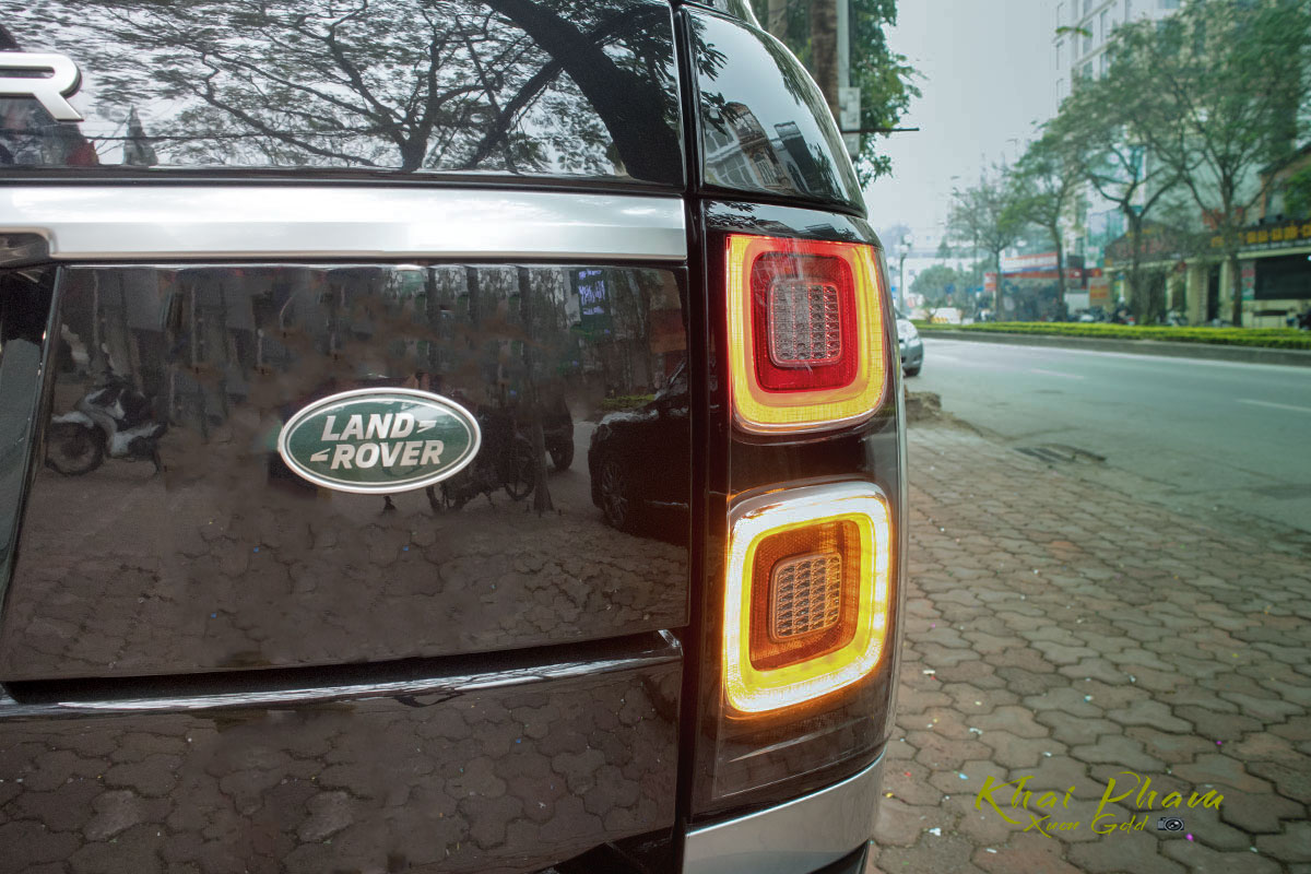 Ảnh chụp đèn hậu sáng xe Range Rover Autobiography LWB 