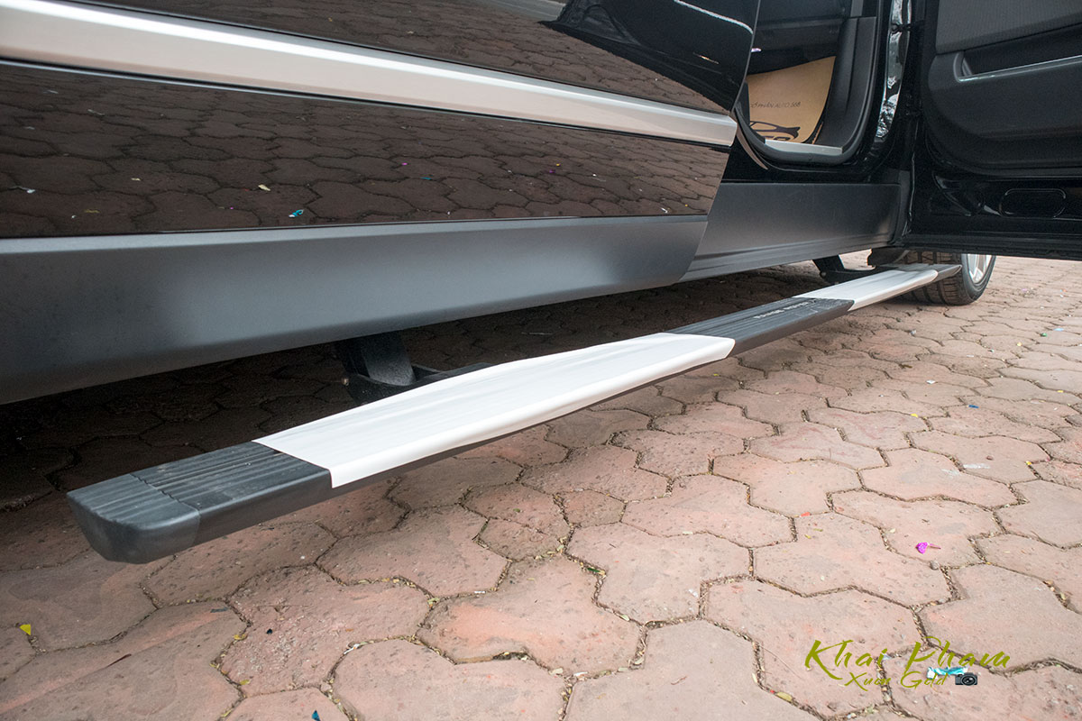 Ảnh chụp bậc lên xuống xe Range Rover Autobiography LWB 