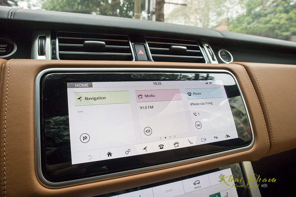 Ảnh chụp màn hình giải trí xe Range Rover Autobiography LWB 