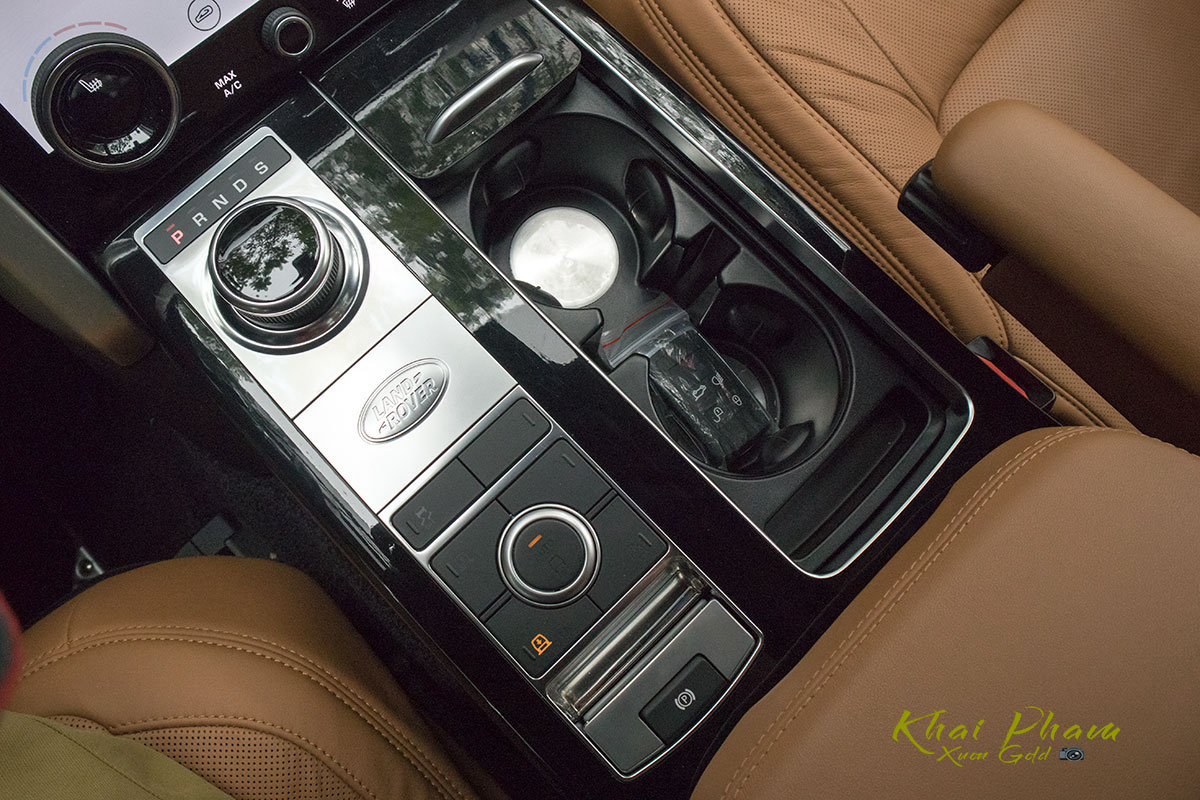 Ảnh chụp bảng điều khiển xe Range Rover Autobiography LWB 