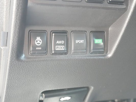 Có mẫu kích hoạt  khóa hệ dẫn động 4 bánh của Toyota thông qua nút ấn tiện lợi.