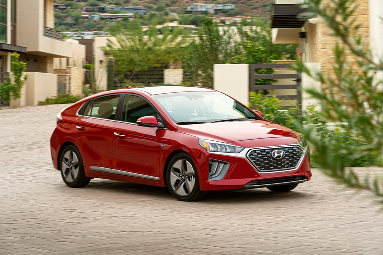 Hyundai Ioniq Hybrid tiết kiệm nhiên liệu tốt trong dòng xe lai điện.