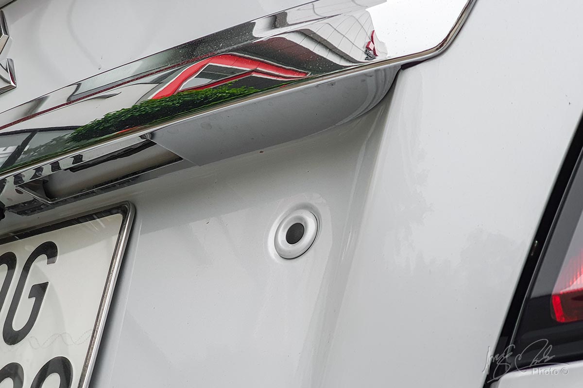 Đánh giá xe Mitsubishi Attrage CVT 2020: Nút mở cửa cốp.