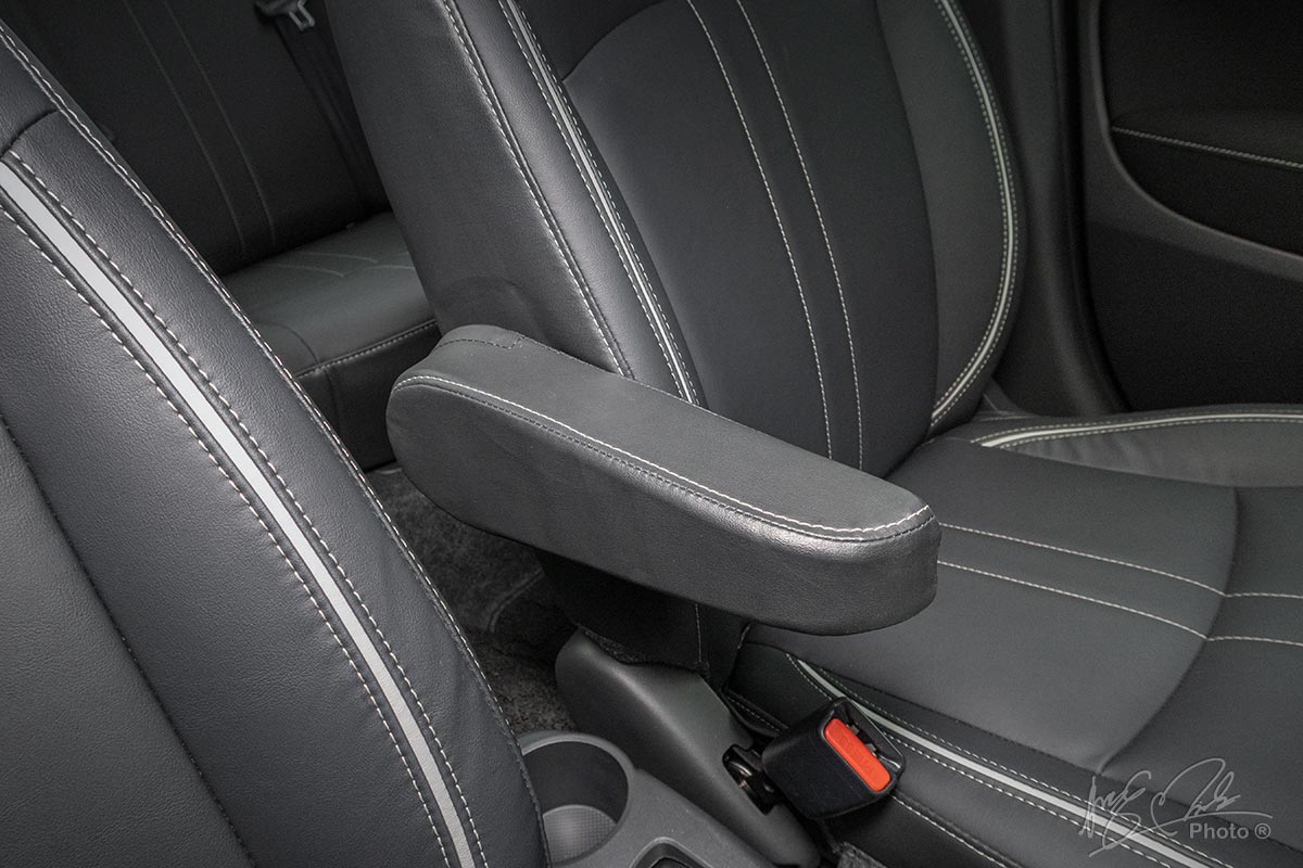 Đánh giá xe Mitsubishi Attrage CVT 2020: Tựa tay cho ghế lái.